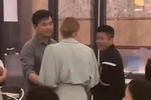 Tình cũ ôm nhau khóc nức nở giữa buổi họp lớp, bạn bè vỡ òa